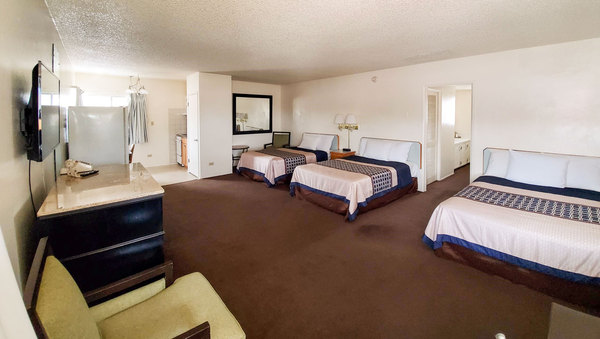 3 Double Beds Kitchenette Nonsmoking Suite Photo 1