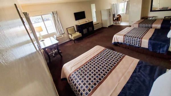 3 Double Beds Kitchenette Nonsmoking Suite Photo 3