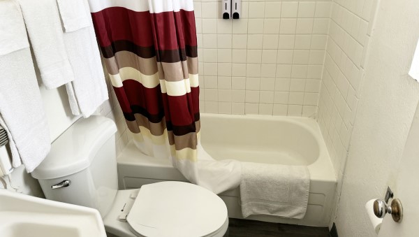 1 Queen Bed Nonsmoking Photo 3