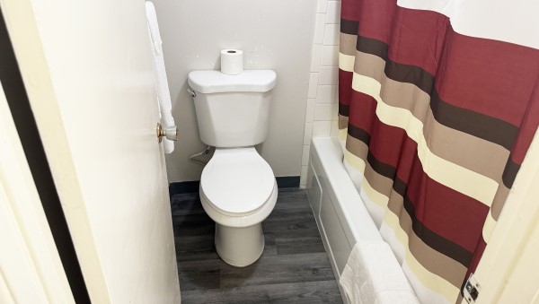 1 Queen Bed Nonsmoking Photo 4