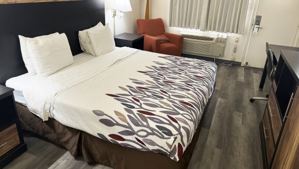 1 King Bed Nonsmoking Photo 4