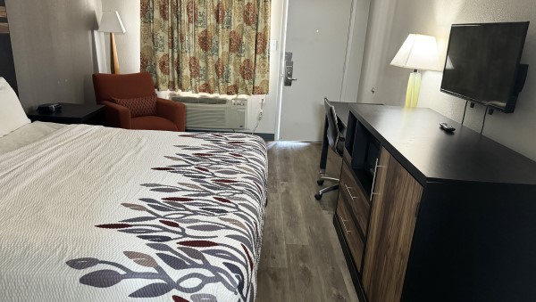 1 King Bed Nonsmoking Photo 5