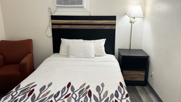 1 Queen Bed Nonsmoking Photo 1