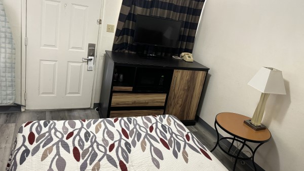 1 Queen Bed Nonsmoking Photo 2